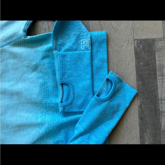 PINK seamless blue ombre long sleeve crop athletic top - Picture 4 of 5